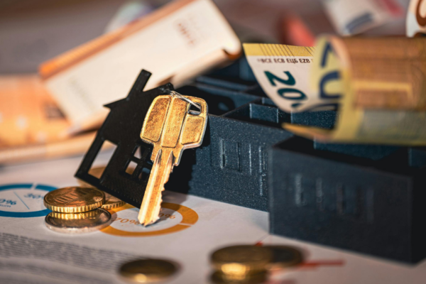 can real estate agent share commission with buyer